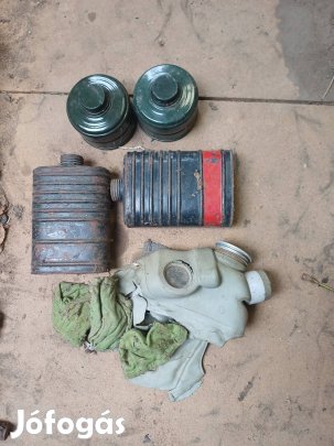 Régi gázálarc egyben.