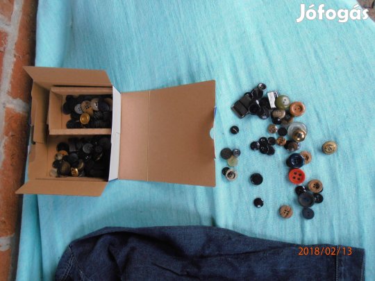 Régi gomb, ruhagomb ergy dobozzal 2200 ft:Lenti