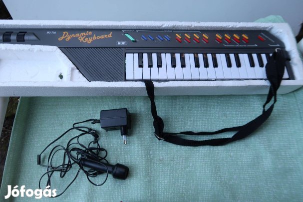 Régi gyerek szintetizátor adapterrel mikrofonnal