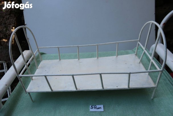 Régi gyerekjáték 50 cm-es festett vasvázas babaágy