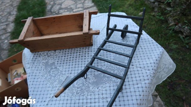 Régi gyerekjáték fateknő és fatalicska