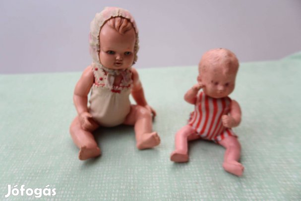 Régi gyerekjáték-két kaucsukbaba