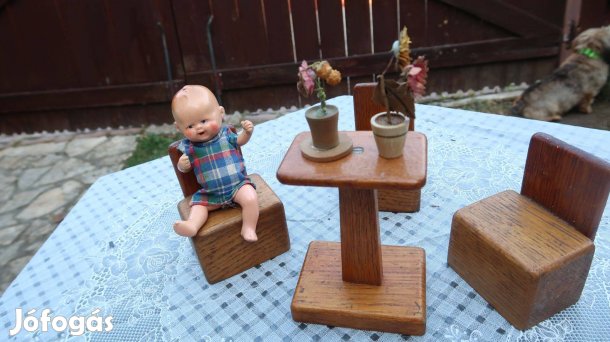 Régi gyerekjáték szobabútor egy kaucsuk babával