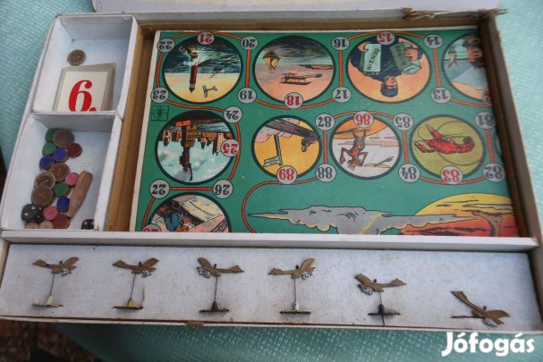 Régi gyerekjáték társasjáték- repűlővel a holdra