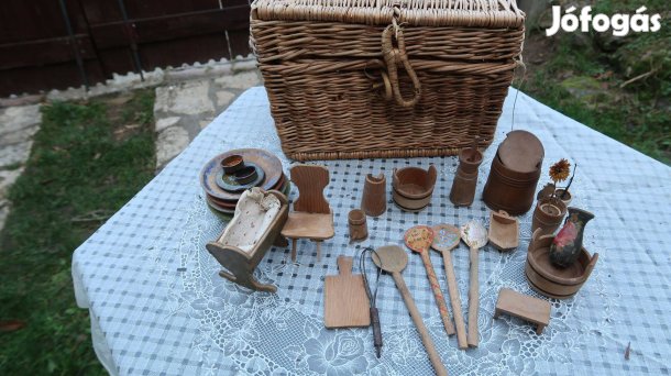Régi gyerekjátékok fából fonott kosártartóval