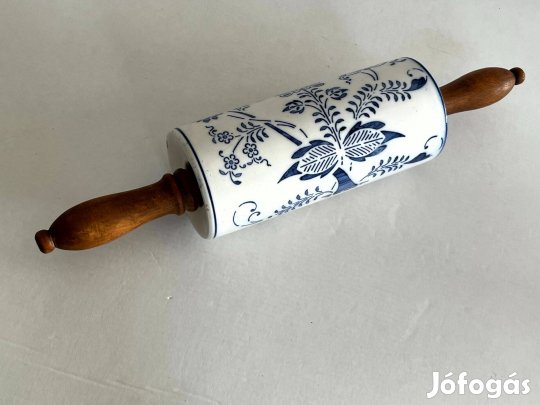 Régi hagymamintás (Zwiebelmuster) porcelán betétes sodrófa, nyújtófa