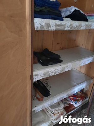 Régi használt szekrény 