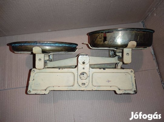 Régi háztartási mérleg réz serpenyőkkel