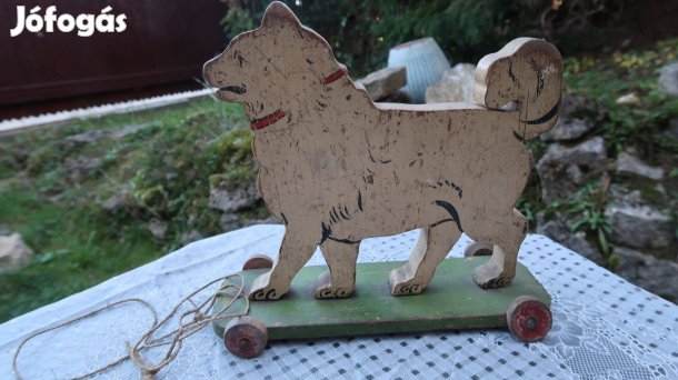 Régi húzós festett fakutya játék