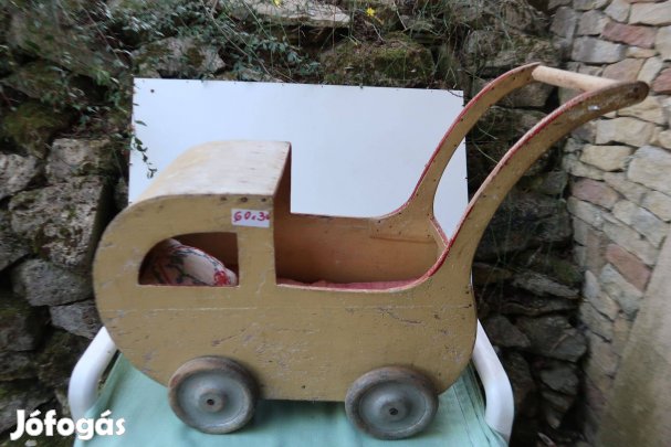 Régi játék babakocsi fából