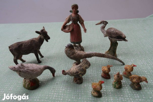 Régi játék festett gipszfigurák-kislány baromfiudvarban