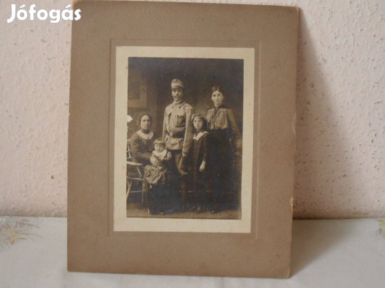 Régi katona családi fénykép