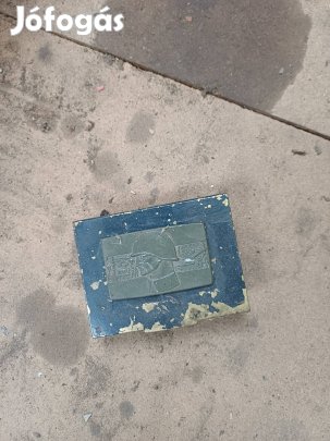 Régi katonai emlékdoboz.