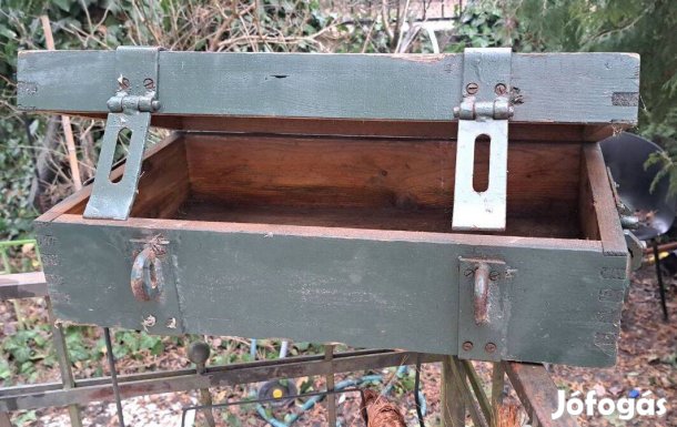 Régi katonai felszereléses láda múltidéző, robusztus darab