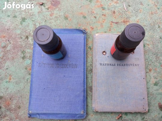 Régi katonai igazolvány a régi címer takarva