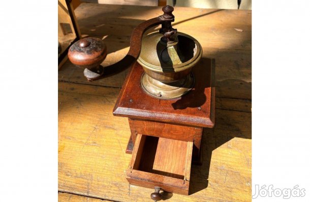 Régi kávé daráló konyhai eszköz