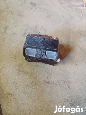 Régi kép nézegető.