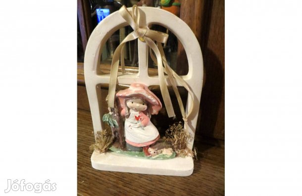 Régi kerámiafigura kislány ablakkeretben 16,5 x 12 cm