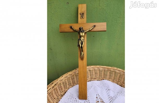 Régi kereszt fából, réz korpusszal