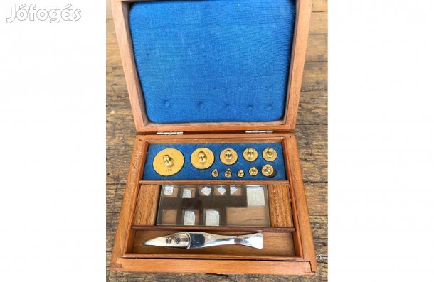 Régi kétkarú patika mérleg patika labor súlykészlettel