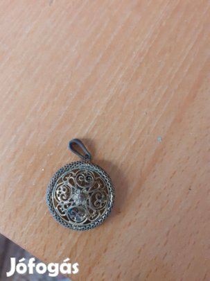 Régi kézi ötvösmunka réz medál kb 100ft nagyság női