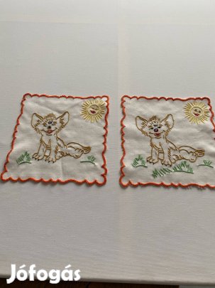 Régi kézzel hímzett 2 db rókás kis terítő