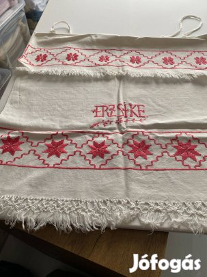Régi kézzel hímzett Erzsike felíratú surc, kötény
