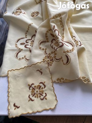 Régi kézzel hímzett terítő, futó és kisterítő