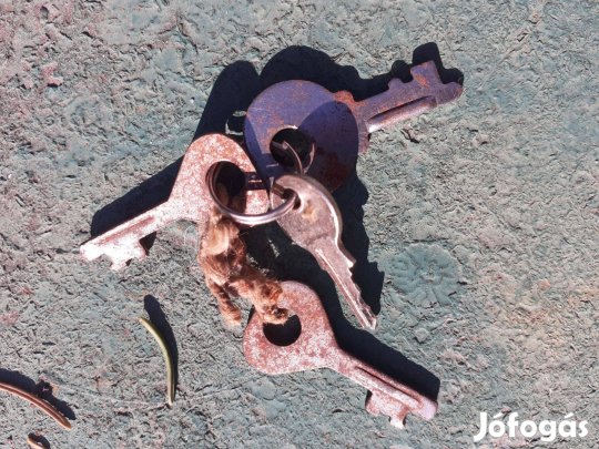 Régi kicsi lakat kulcsok 2-3cm a 4db egybe