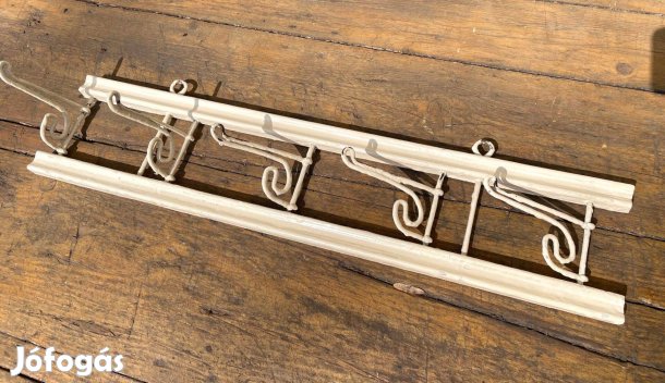 Régi kis falu ruhafogas, népi paraszti akasztó fogas