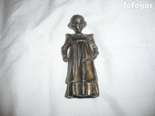 Régi kis fém nőalakos szobor
