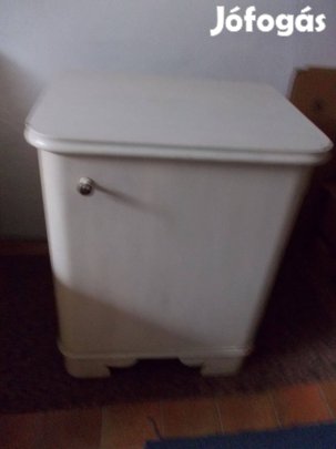 Régi kis szekrény/M