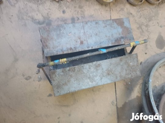 Régi kisméretü szerszámos láda.