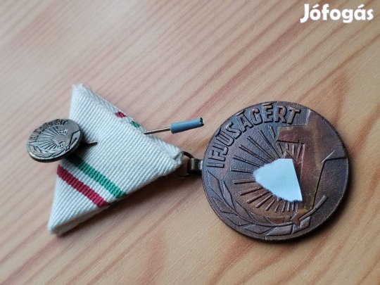 Régi kitüntetés jelvényével "Ifjúságért"