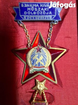 Régi kitüntetések dobozban