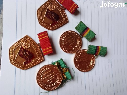 Régi kitűzők, érmék 7 db