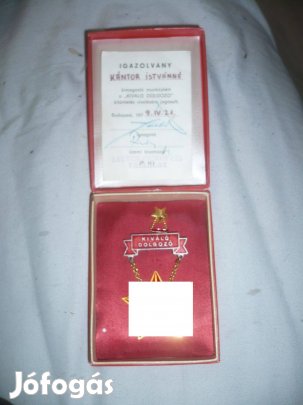 Régi kiváló dolgozó kitüntetés dobozában papírral kádár kor