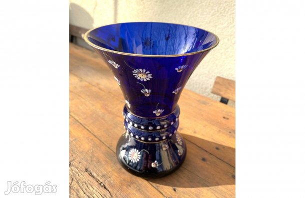 Régi kobaltkék színű, kézzel fújt parádi üvegváza százszorszép virágos