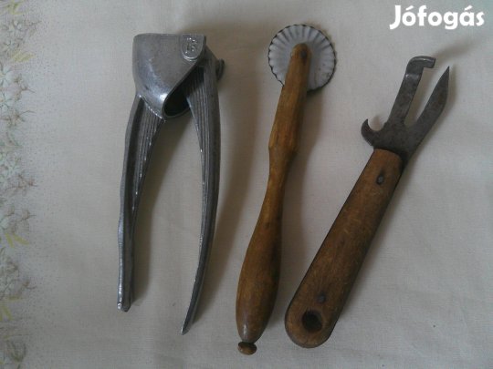 Régi konyhai eszközök ( fokhagymanyomó, derelyevágó. )