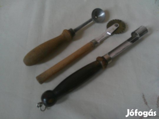 Régi konyhai eszközök ( karalábévájó, csumakiszedő,. )