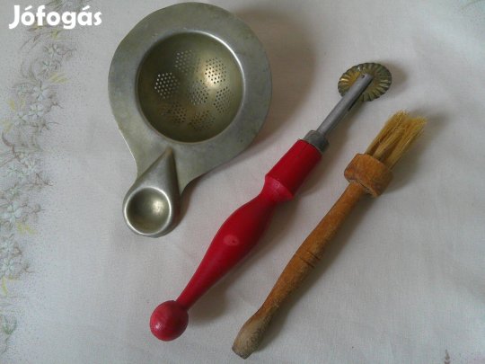 Régi konyhai eszközök ( szűrő, derelyevágó. )
