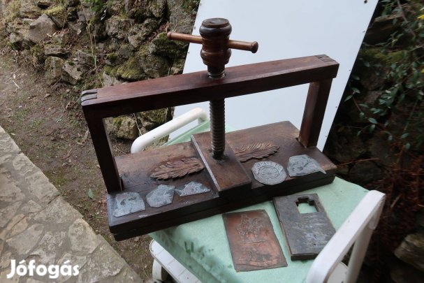 Régi kőnyvkőtő fa prés mintákkal-századfordulós
