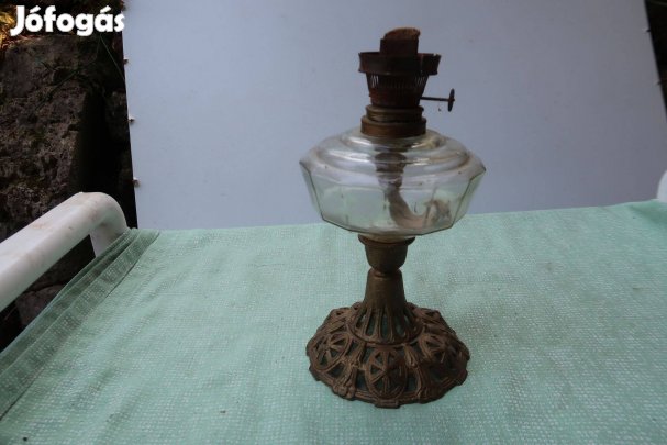Régi korabeli fémtalpas petroleumlámpa űvegtartállyal