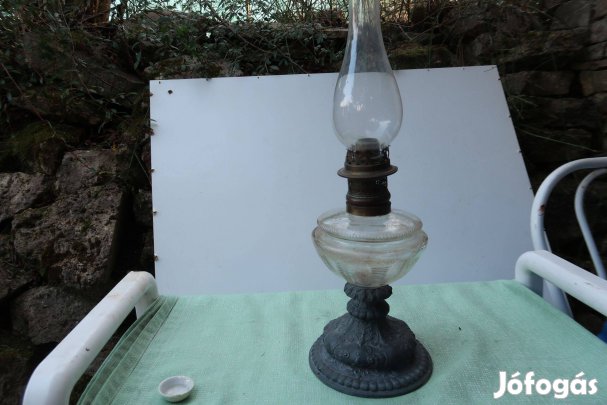 Régi korabeli petrolámpa vas testtel és csiszolt űvegtartállyal