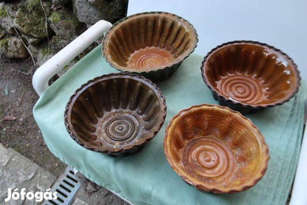 Régi kuglófsűtő mázas cserépformák egyenként