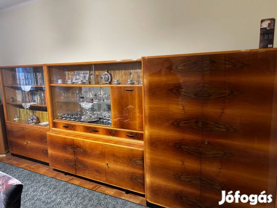 Régi lakkozott szekrénysor