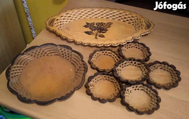 Régi lengyel kézműves faragott, égetett retro tálak, poháralátétek