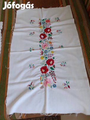 Régi lenvászon gazdagon hímzett asztali futó terítő hibátlan