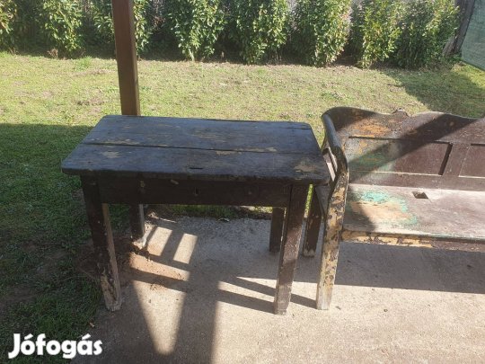 Régi lóca asztallal