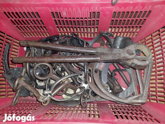 Régi lószerszámok lovas eszközök fogó kengyel lánc patkó zabla